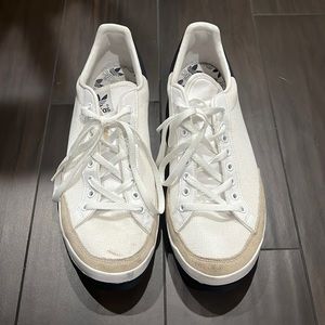 Meds Adidas Rod Laver shoes